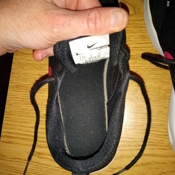 Kids Nike Air Max Thea 2.5Y  black mesh with pink accents foam midsole - Picture 6 of 11